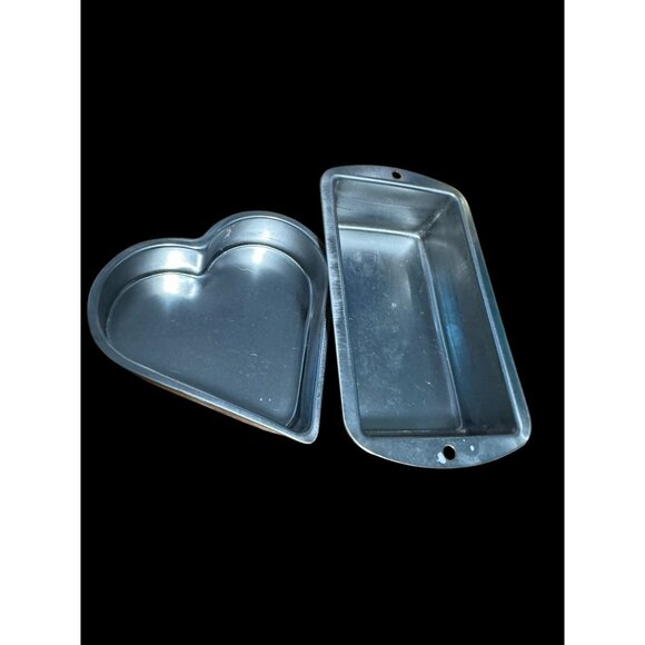3-Piece Bakeware Set: Heart Round & Loaf Cake Pan. 2 tins 1 plastic . Baking - Picture 12 of 12